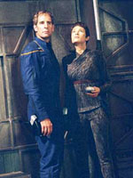 Hilfe, die misstrauisch stimmt. Archer und T'Pol untersuchen Reparaturstation.