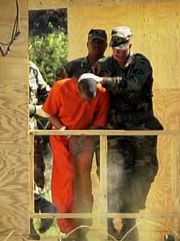 Februar 2002: Ein Gefangener wird von US-Soldaten im Camp X-Ray zum Verhör abgeführt.