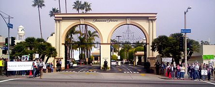 Vor den Toren der Paramount Studios. TU-Rally am 25. Februar.